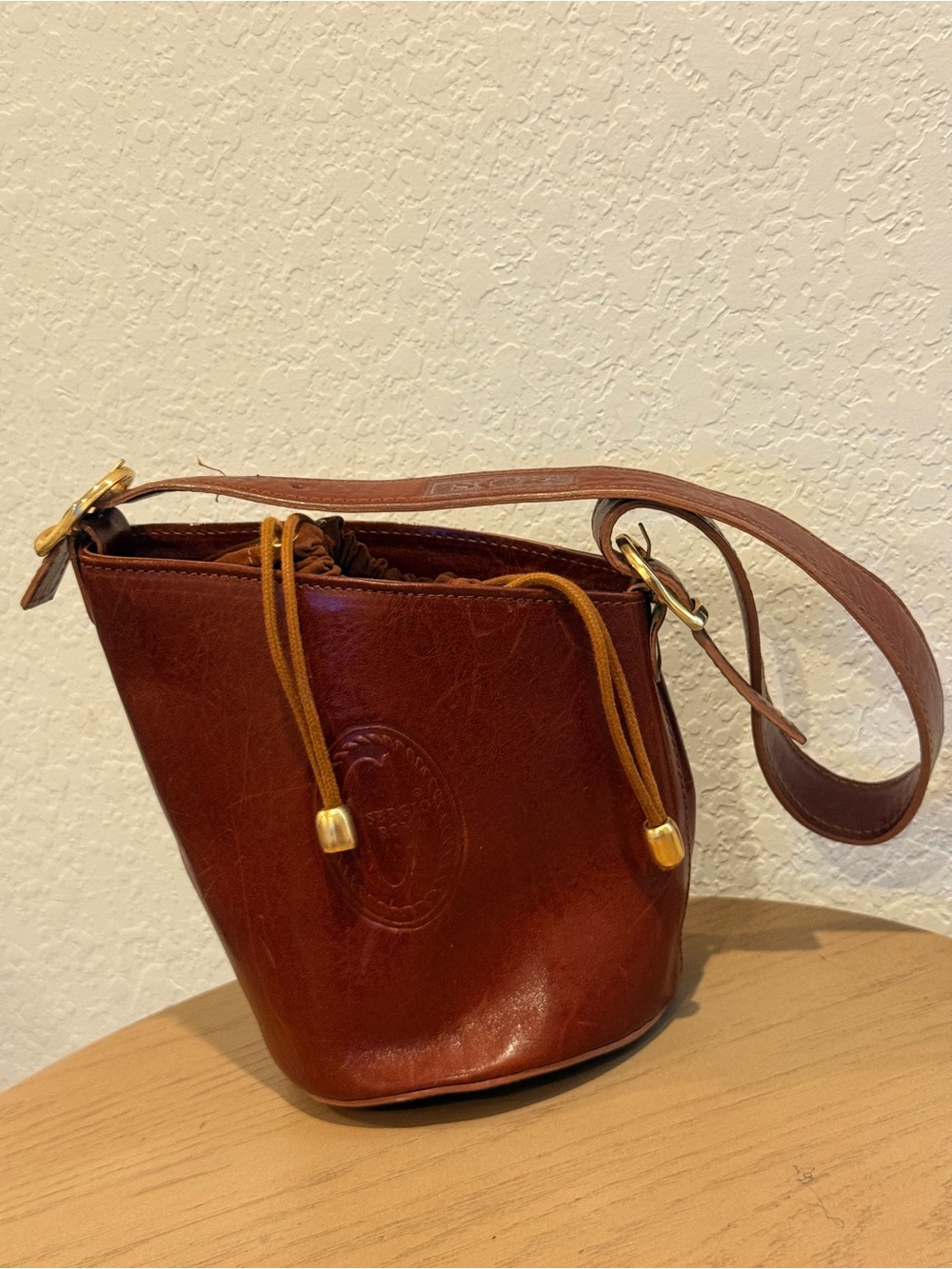 Leather Crossbody Bucket Bag in Chestnut Brown‎